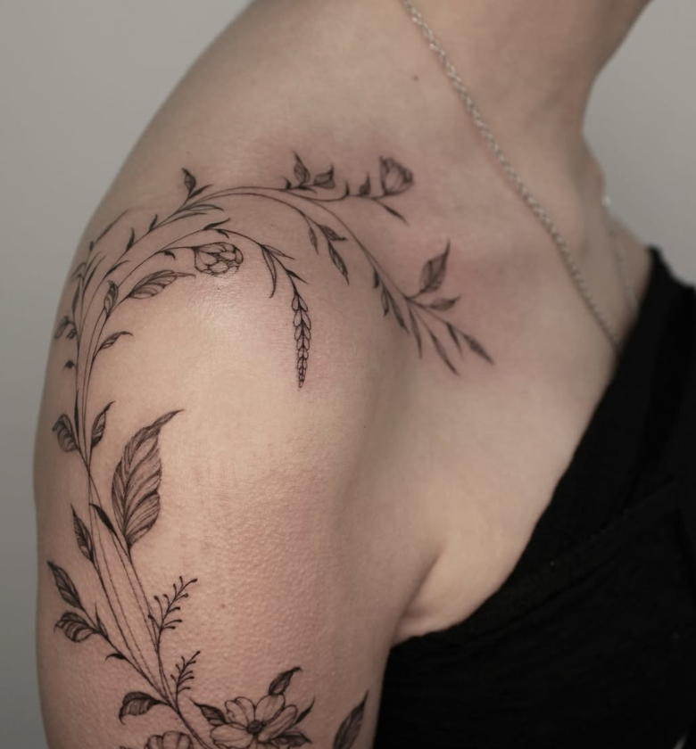 clio-gadea-lost-innocence-tattoo-linea-fina-detalles-florales