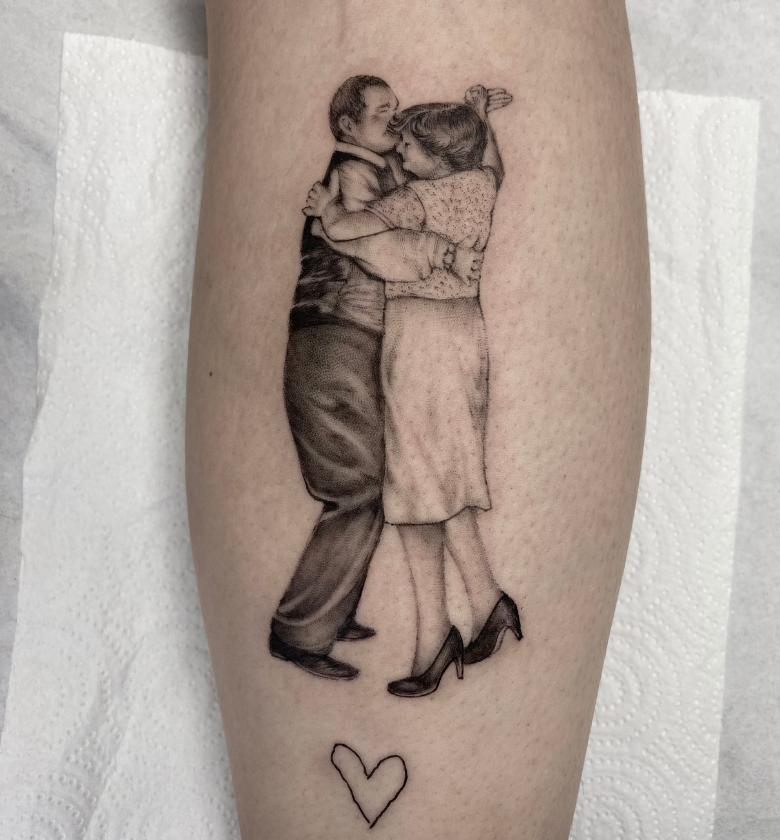 clio-gadea-lost-innocence-tattoo-microrealismo-abuelos-baile lost-innocence-tattoo-diseños-personalizados-dibujo-animado-clio-gadea