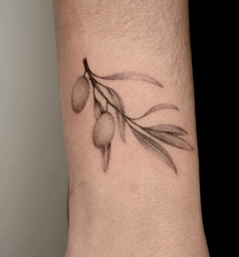 clio-gadea-lost-innocence-tattoo-microrealismo-olivo